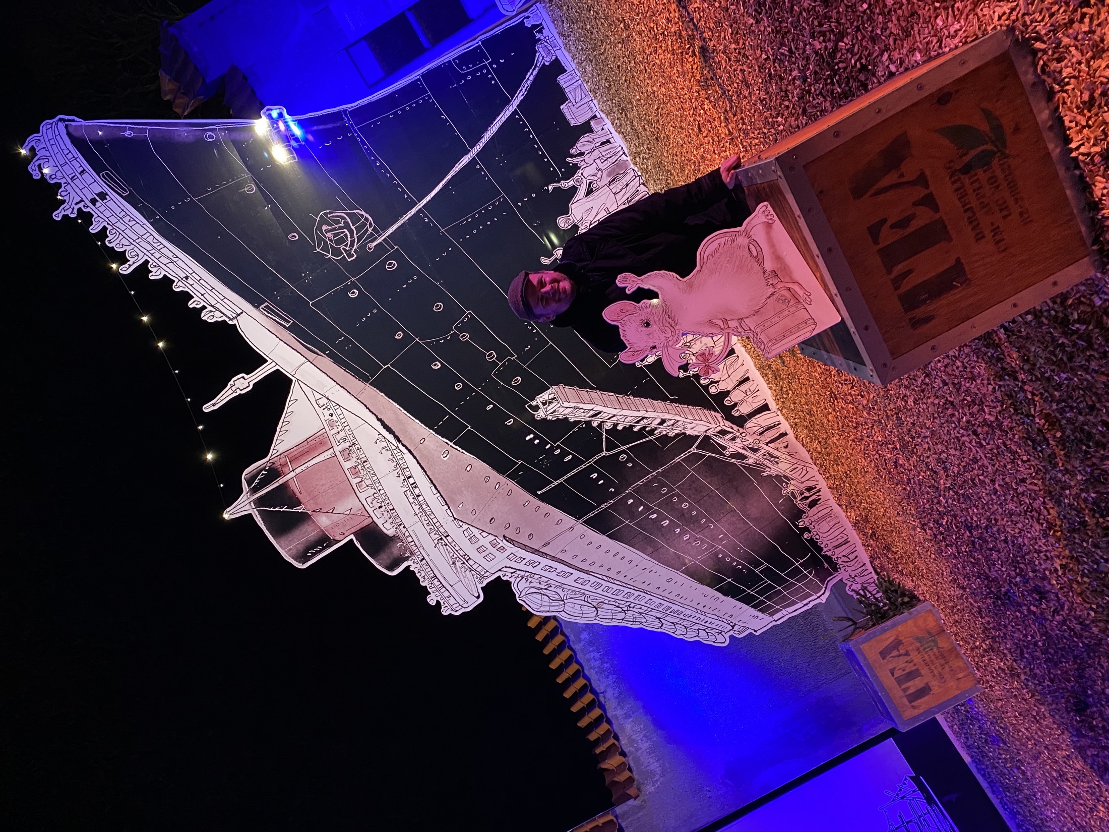 Jan Pfeuffer on site with Rosemarie and the illustrated Hanseatic ship installation.