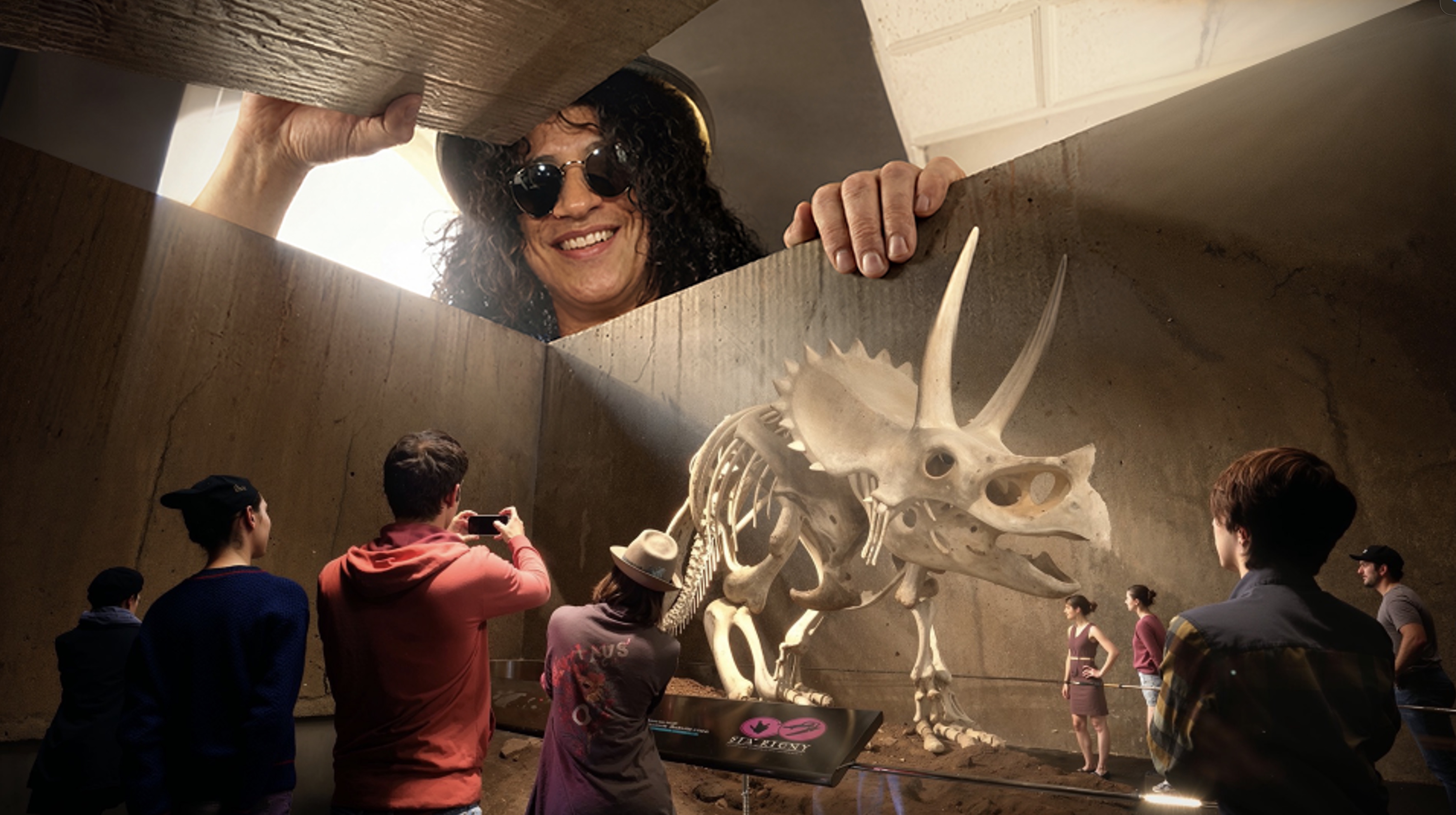 Scenographic guiding idea featuring an oversized figure and a dinosaur skeleton.